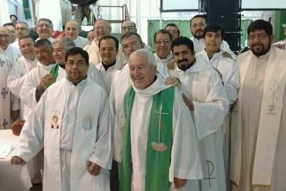 Gutiérrez, de barba y junto al obispo Luis Urbanc, en 2019. 