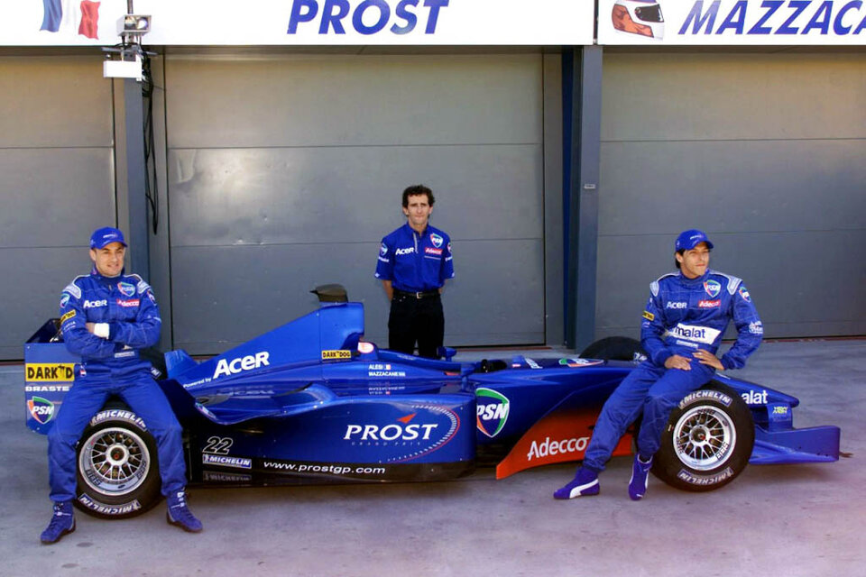 Jean Alesi, Alain Prost y Gastón Mazzacane, durante la presentación del equipo Prost y el monolaza AP04.