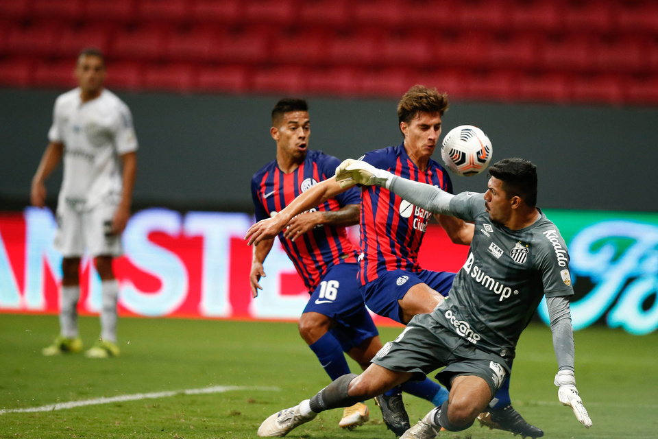 El arquero Paulo frente al avance de San Lorenzo. (Fuente: Twitter San Lorenzo)