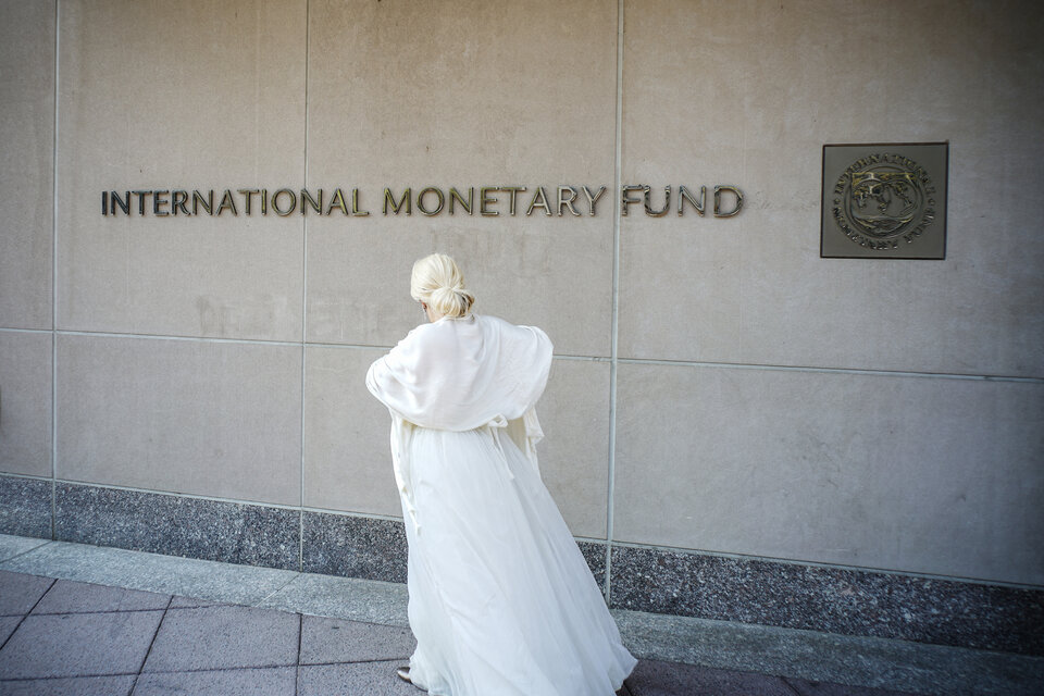 Argentina reclama que el FMI baje o elimine la sobretasa del crédito entregado al gobierno de Mauricio Macri. (Fuente: AFP)