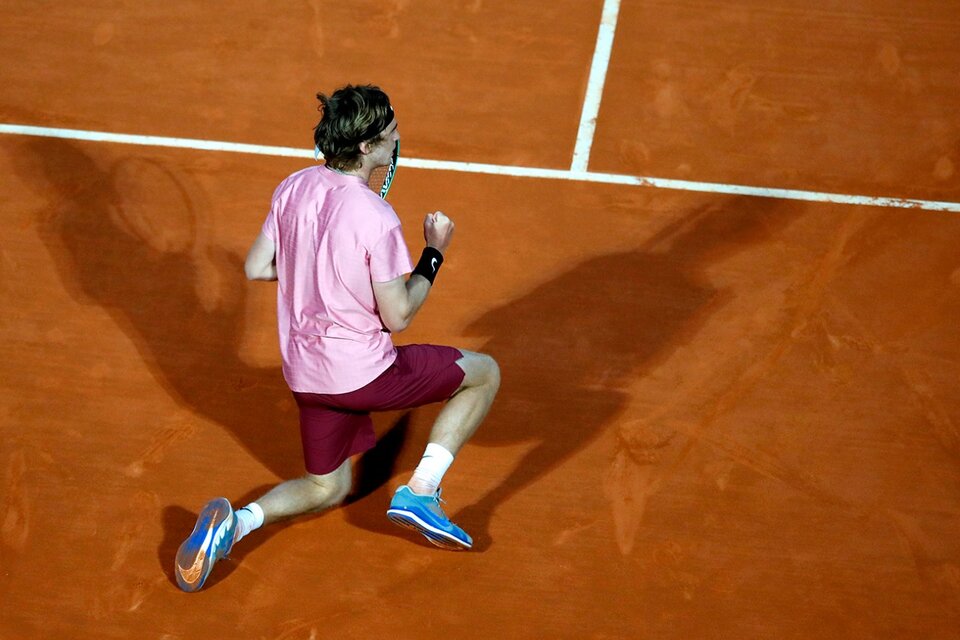 Rublev puso de rodillas a Rafael Nadal en uno de sus torneos preferidos. (Fuente: EFE)