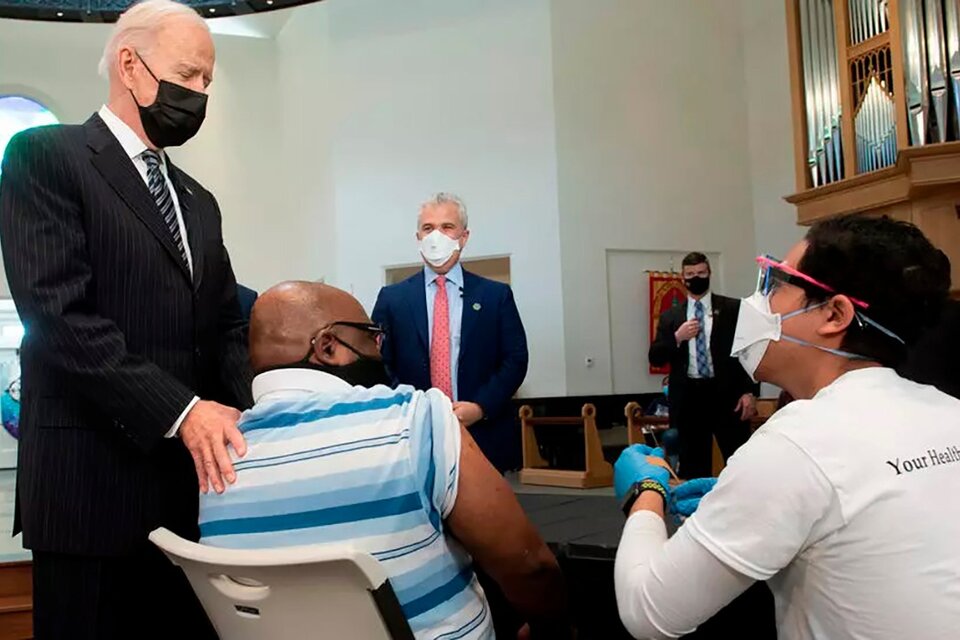  Biden en un centro de vacunación contra el covid-19 en Alexandria, Virginia, hace dos semanas. (Fuente: AFP)