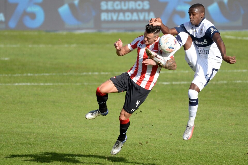 Johan Carbonaro disputa la pelota con Leandro Godoy. (Fuente: Prensa Estudiantes)
