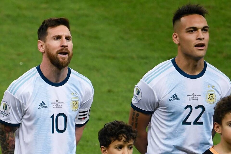 Messi y Lautaro, dos de los jugadores que podrían recibir sanciones de parte de la FIFA. (Fuente: AFP)