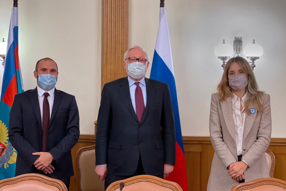 El ministro con Cecilia Nicolini y Sergey Ryabkov.  (Fuente: Presidencia)