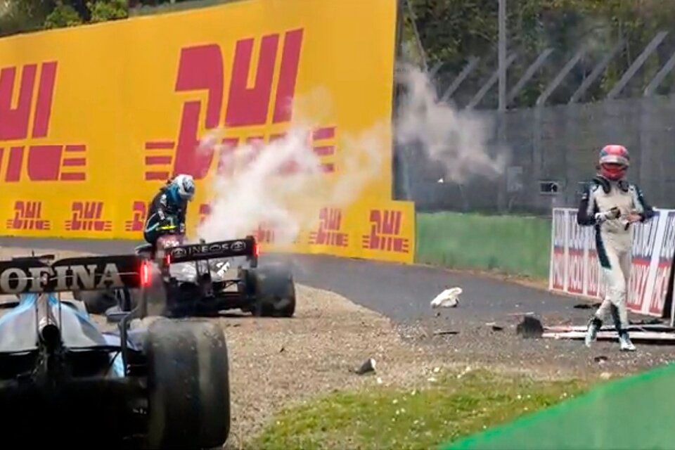 Bottas se baja del Mercedes tras el duro choque con Russell. (Fuente: Prensa F1)