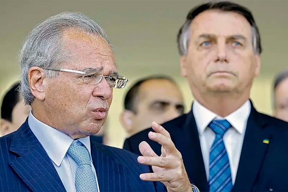 Paulo Guedes junto a Jair Bolsonaro.  (Fuente: AFP)