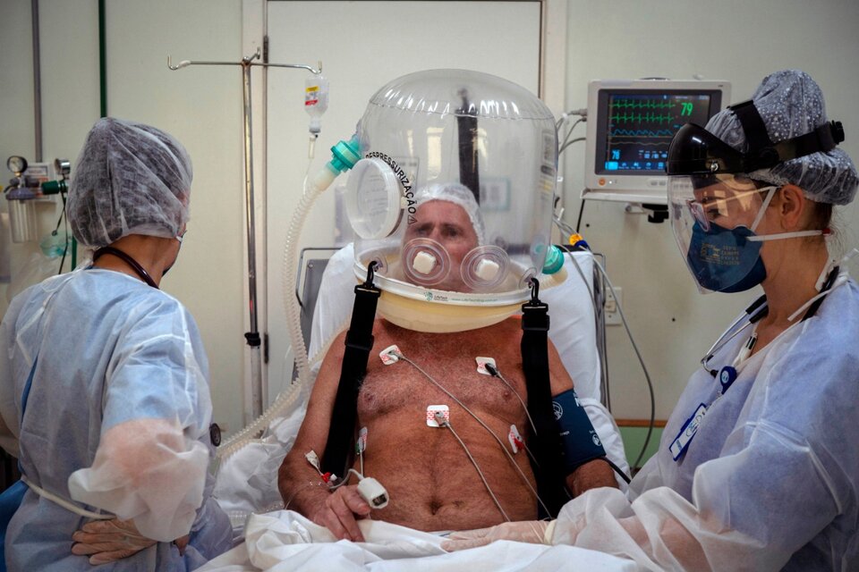 Un enfermo de coronavirus recibe tratamiento en un hospital de Porto Alegre. (Fuente: EFE)