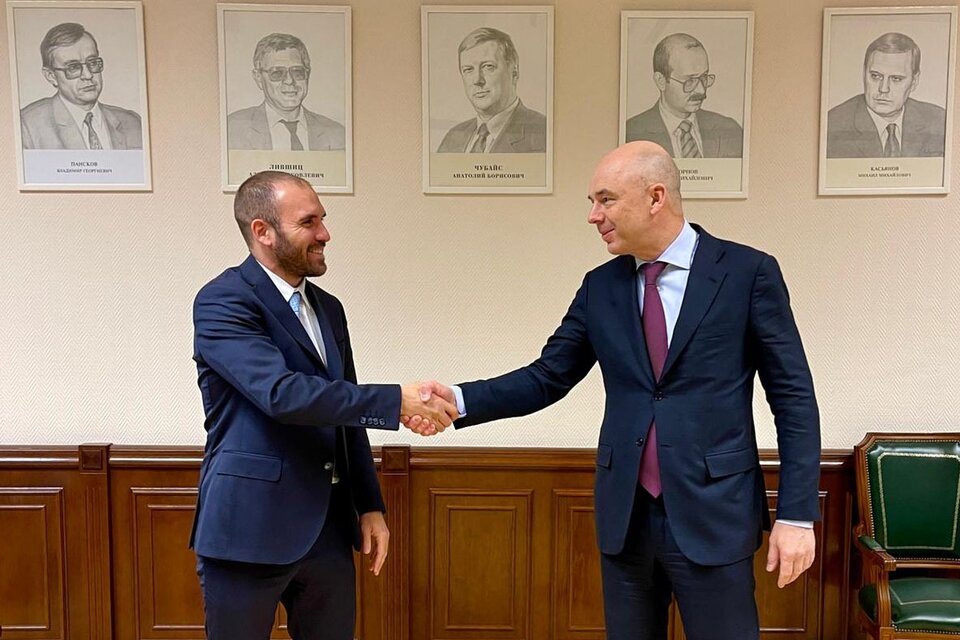 El saludo de Guzmán y Anton Siluanov, el ministro de Finanzas ruso.