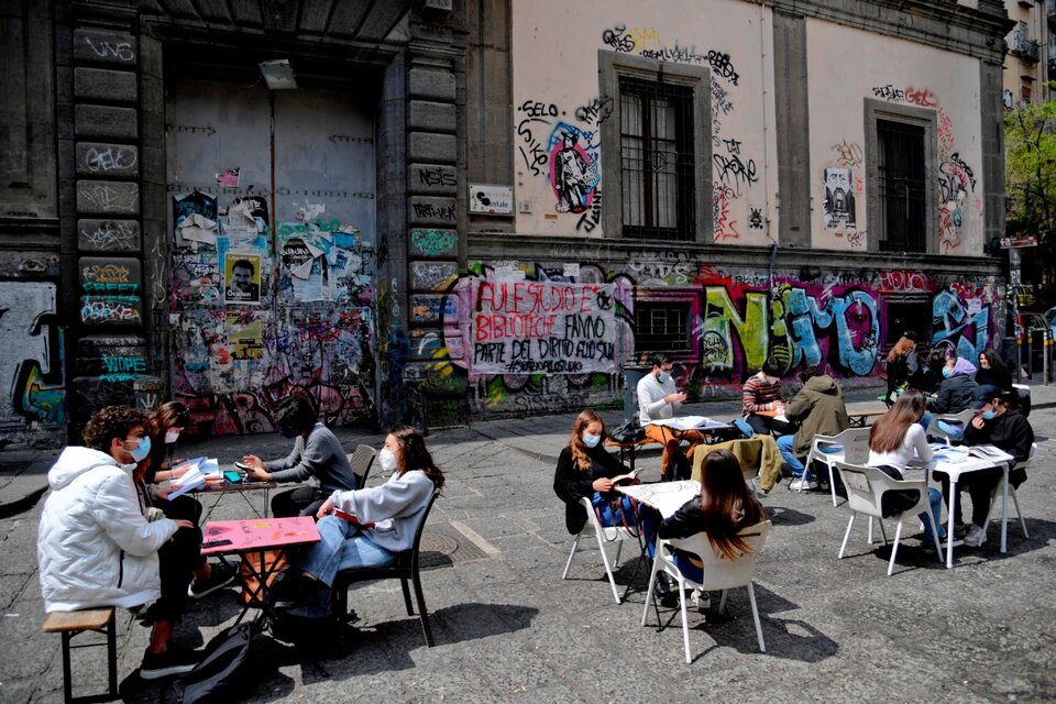 Alumnos de la Universidad de Nápoles estudian frente a la municipalidad como protesta por el cierre de las aulas. 