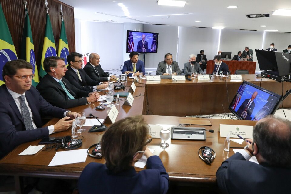 Bolsonaro (2ndo izq.) y parte de su gabinete participan en la cumbre climática virtual. (Fuente: EFE)