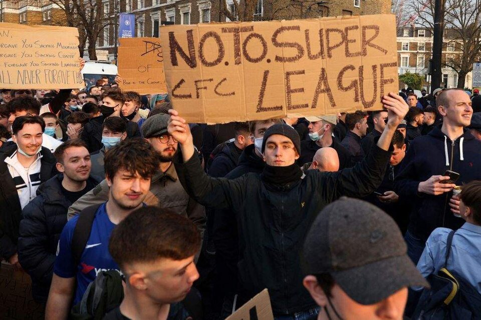 Hinchas británicos se movilizaron en contra de la Superliga Europea (Fuente: AFP)