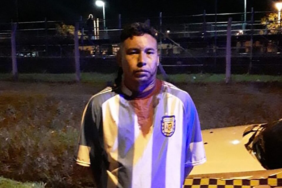 El acusado, Walter Vildoza, detenido con la remera ensangrentada.