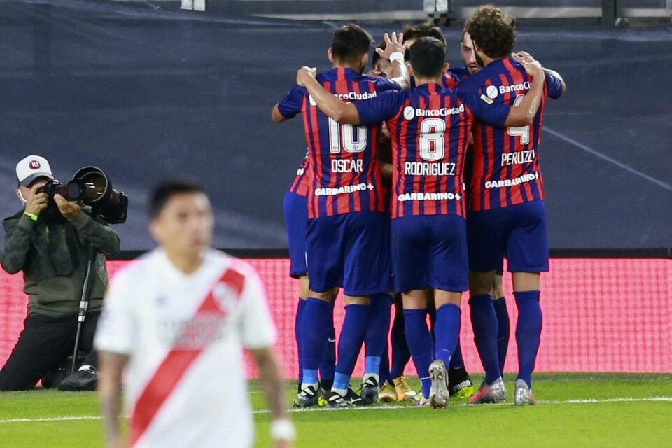 Los jugadores de San Lorenzo festejan el primer gol (Fuente: Fotobaires)