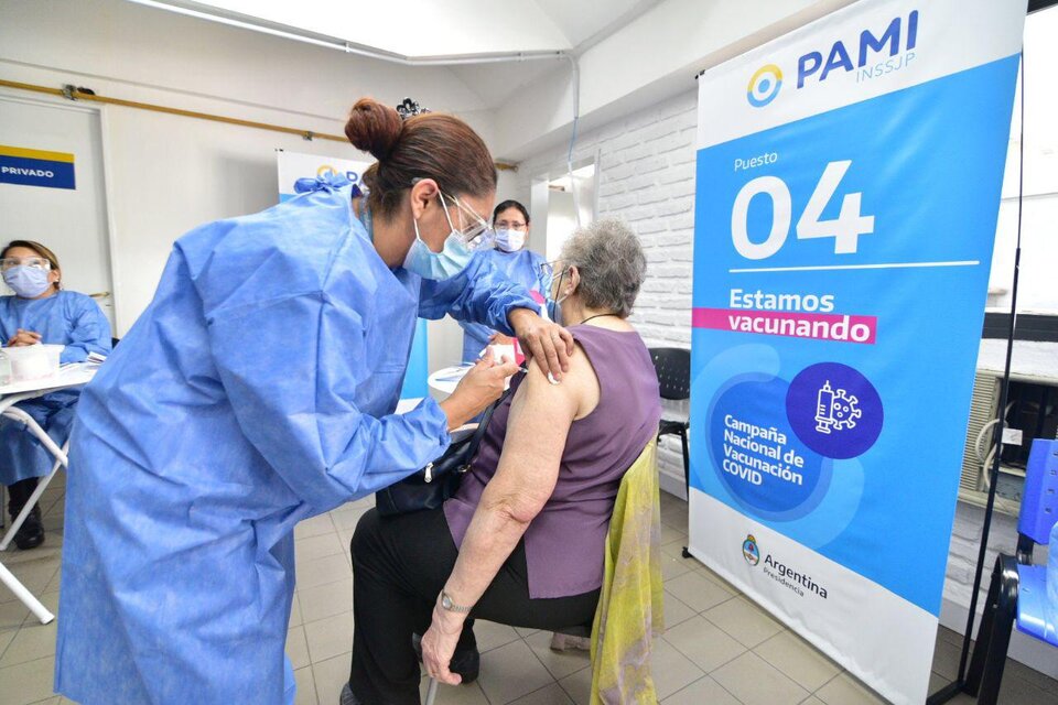 El PAMI retoma la vacunación contra la covid-19 en la ciudad de Buenos Aires.