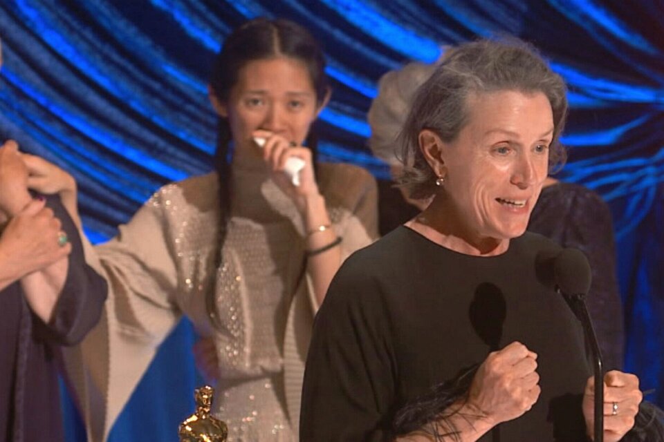 Frances McDormand celebra junto a Chloé Zhao el triunfo de "Nomadland".