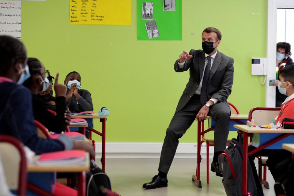 Macron en la escuela primaria Melun.  (Fuente: AFP)