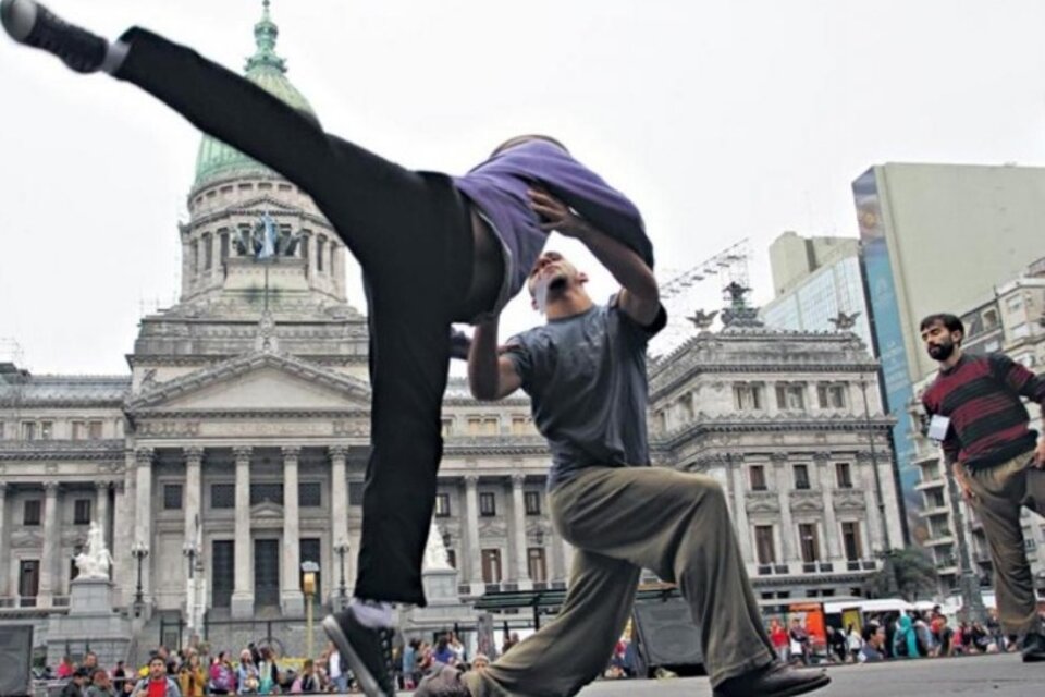 Performance en las puertas del Congreso por la Ley Nacional de Danza, en 2014. (Fuente: Bernardino Avila)