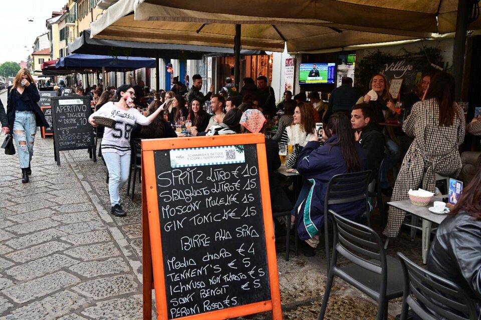 Distensión y falta de distanciamiento social en un bar de Milán.  (Fuente: AFP)
