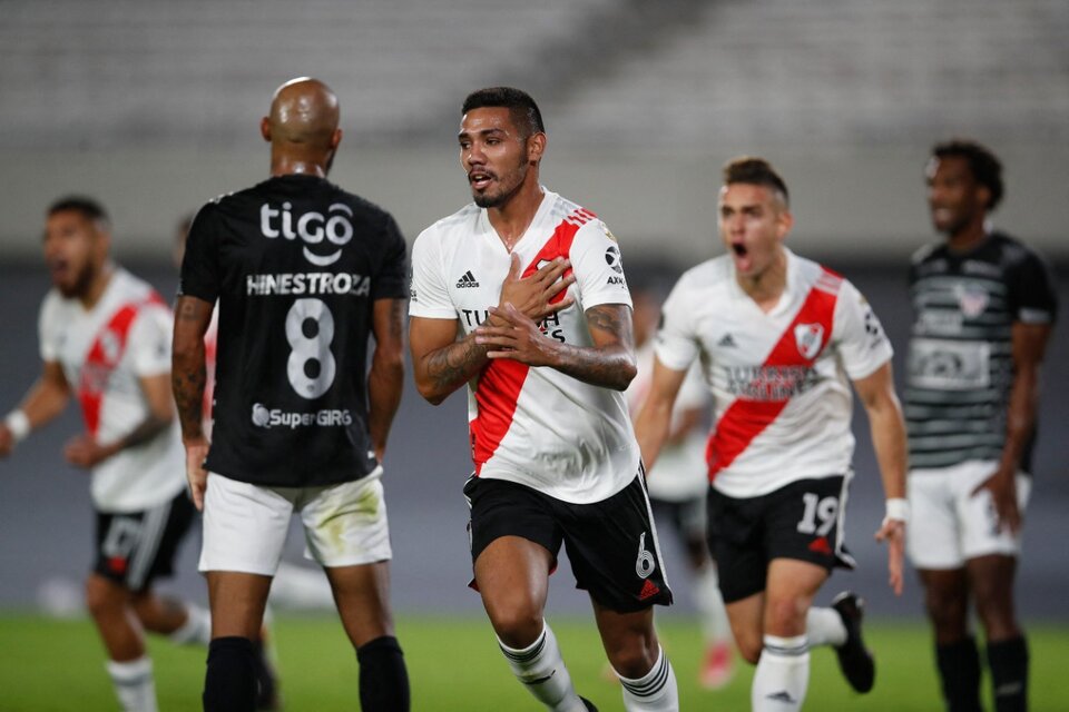 Martínez inicia el festejo del primer gol de River (Fuente: AFP)