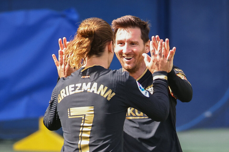 Messi festeja con Griezmann, todo indica que continuará en el Barcelona. (Fuente: AFP)