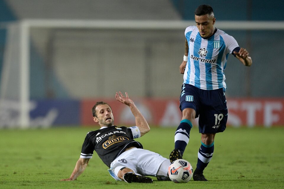 Miranda lleva la pelota, Calcaterra intenta sacársela. (Fuente: AFP)