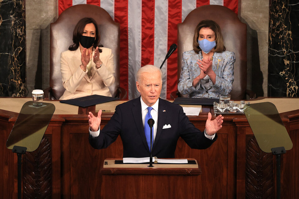 Biden,con Kamala Harris y Nancy Pelosi a su espalda, en su discurso al Congreso (Fuente: AFP)
