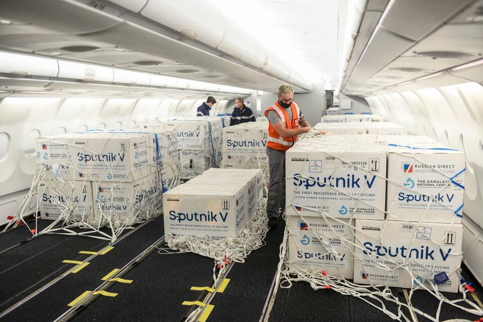 Las cajas con dosis de Sputnik V, en el interior del avión de Aerolíneas. 