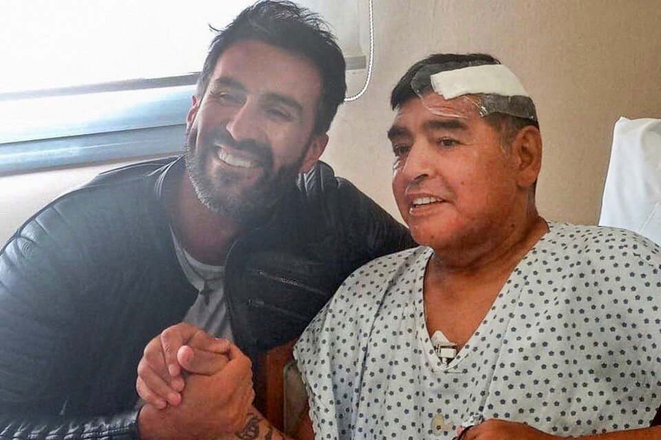 La última imagen de Maradona con vida, junto a Leopoldo Luque, luego de ser operado.  (Fuente: NA)