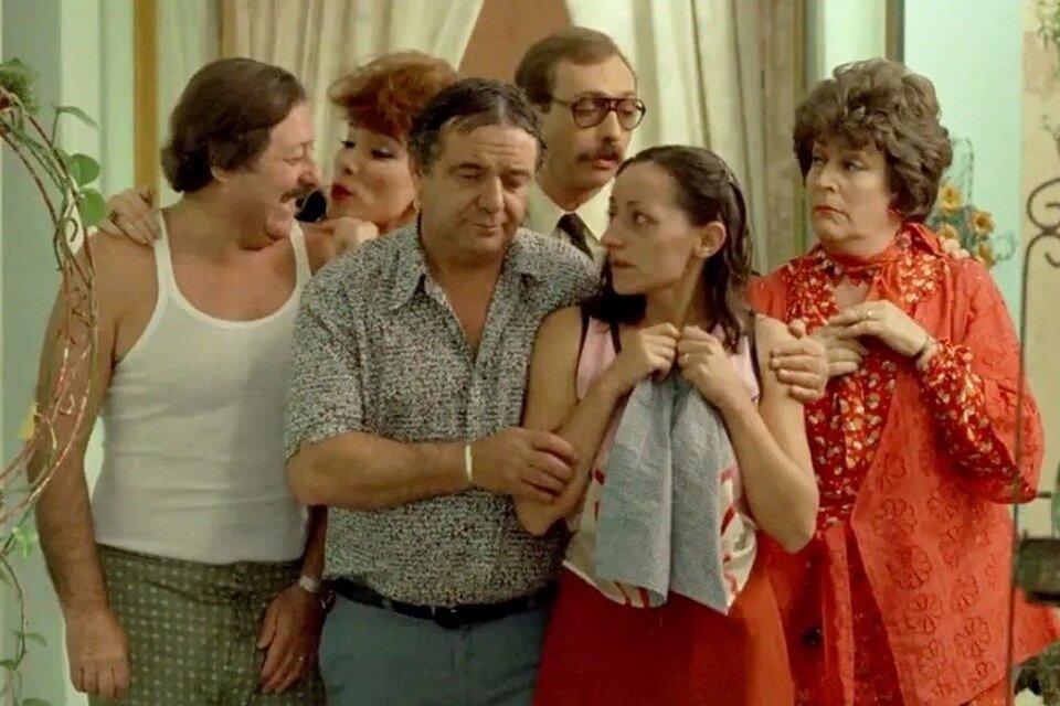 En 1985 se estrena Esperando la carroza. Dirigida por Alejandro Doria, sobre un guión de Jacobo Langsner, la comedia se convirtió en un clásico de culto. 