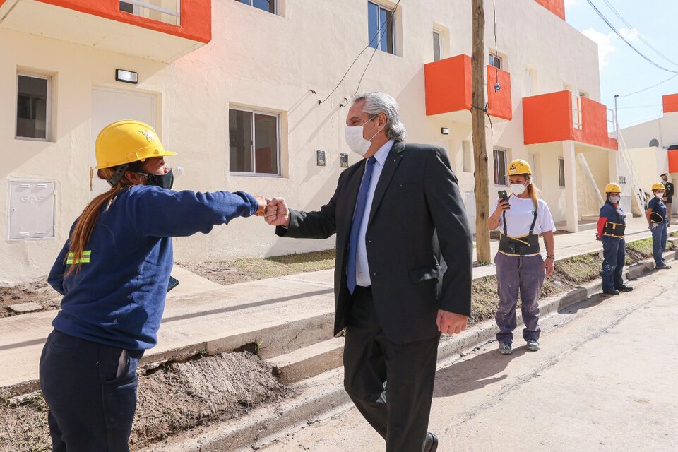 Alberto Fernández recorre las obras y saluda a las "albañilas". (Fuente: Foto Presidencia de la Nación)