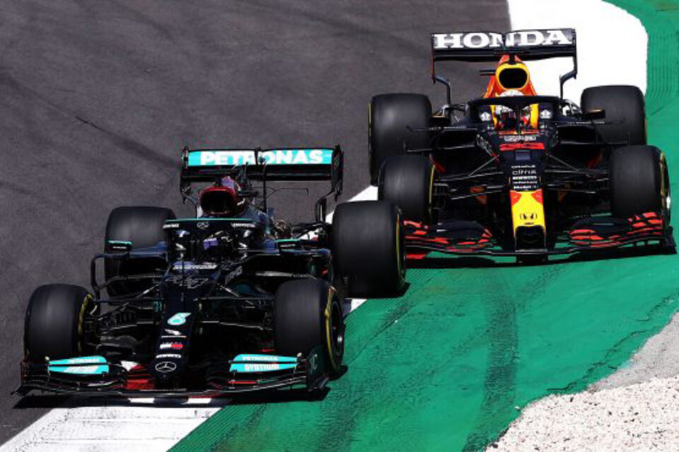 Hamilton, lidera delante de Max Verstappen. (Fuente: Prensa Fórmula 1)