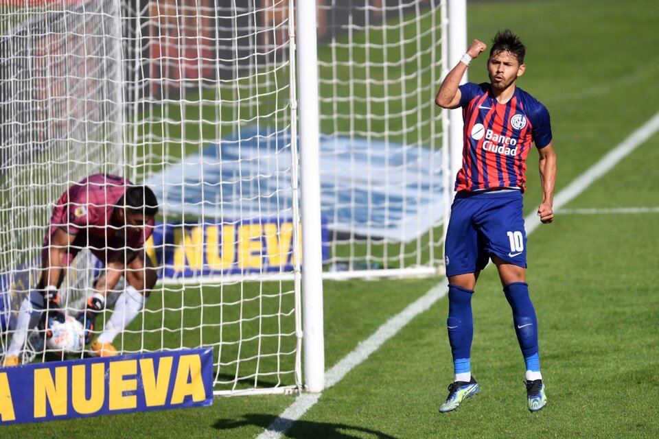 Oscar Romero festeja su gol de penal en el primer tiempo (Fuente: Fotobaires)