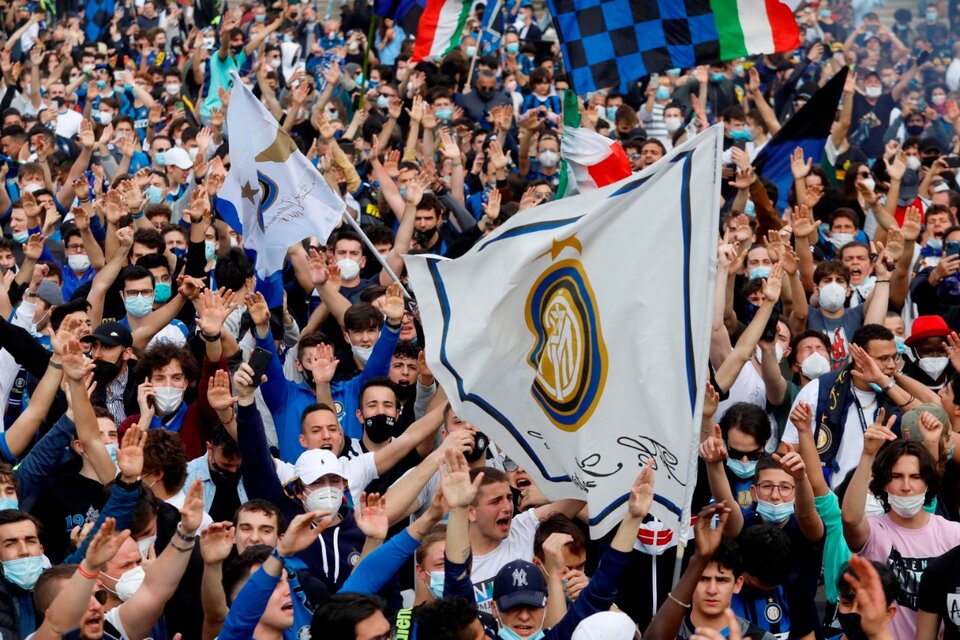 Una multitud de hinchas celebró el título de Inter. (Fuente: EFE)