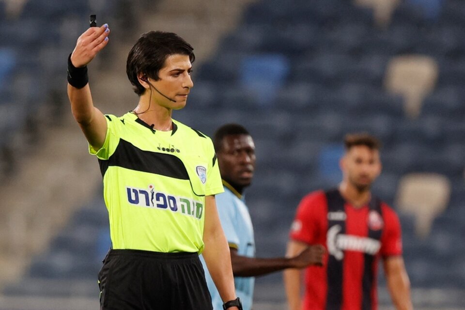 Sapir Berman, la primera árbitra trans del fútbol (Fuente: AFP)