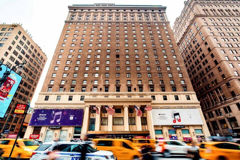 El Pennsylvania se ubica frente al Madison Square Garden. 