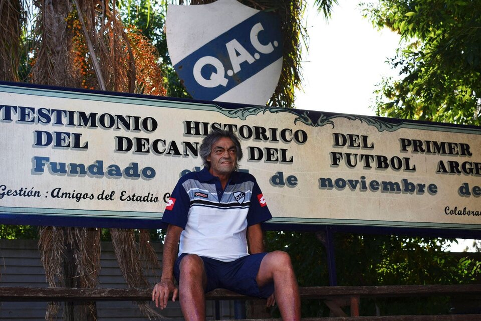 Indio Gómez, posa sobre un tablón en su querido Quilmes.