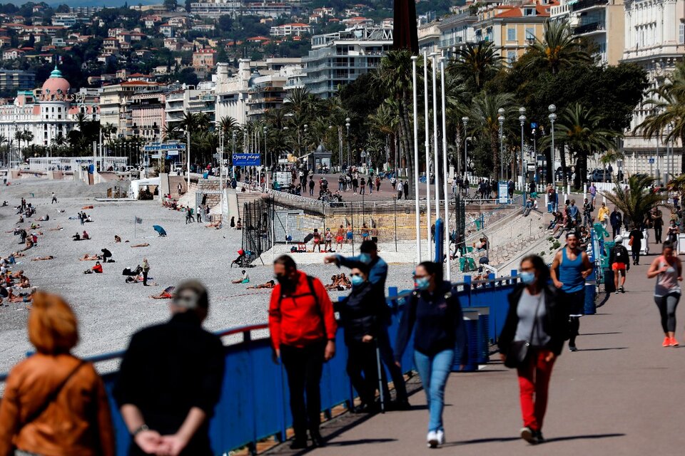 Caminata por la costanera de Niza tras el anuncio de Macron. (Fuente: EFE)