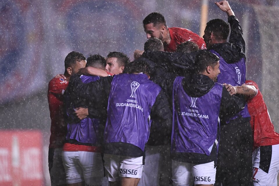 El festejo de los jugadores de Independiente tras el gol de Alan Velasco (Fuente: Prensa Independiente)