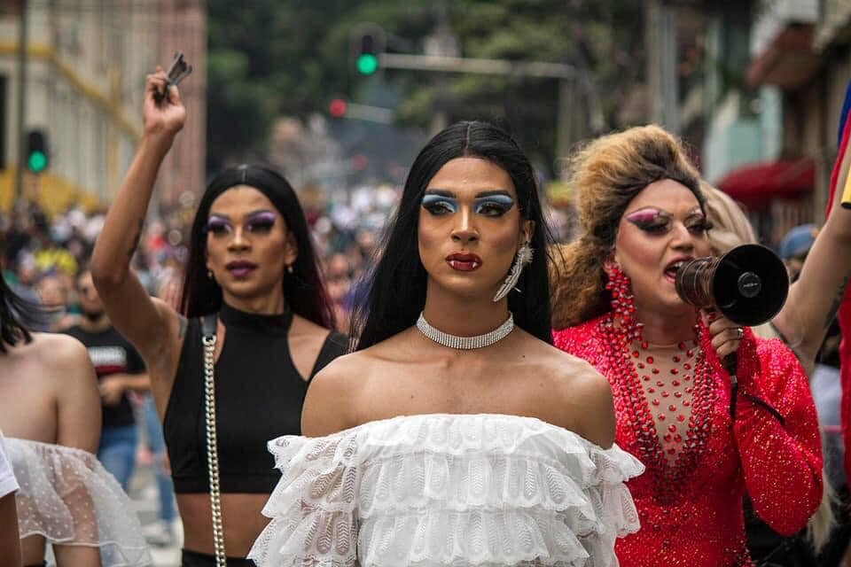 Myth Drag Queen, Tasha West y Juan Camilo Hoyos-Drag Xenti alzaron cuerpos y voces para que el mundo escuche. (Fuente: Fredy Henao)