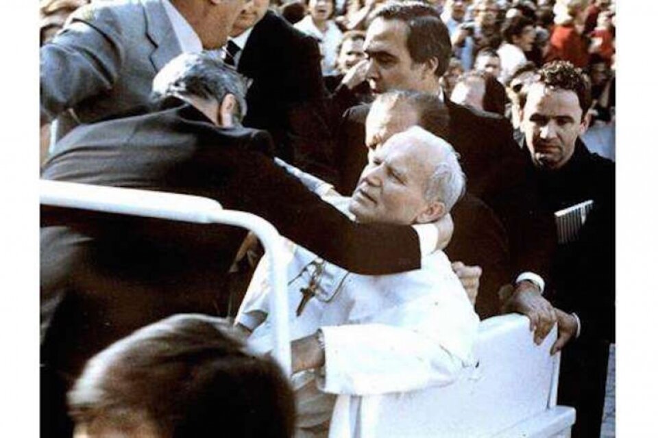 En 1981, el Papa Juan Pablo II sufre un grave atentado cuando recorría la Plaza de San Pedro en su habitual audiencia pública de los miércoles.
