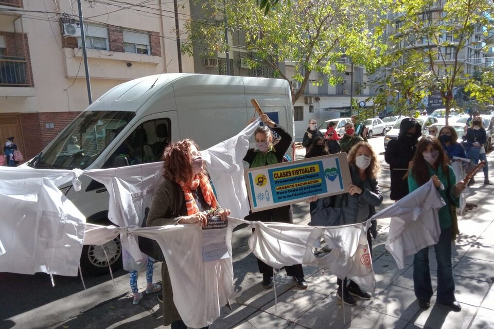 El "ruidazo por la educación y la salud" frente a la escuela Rosario Vera Peñaloza. 