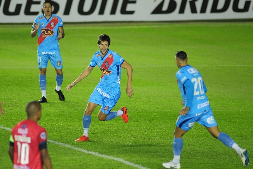 Albertengo festeja el 1-0 en la tarde noche de Sarandí. (Fuente: Fotobaires)