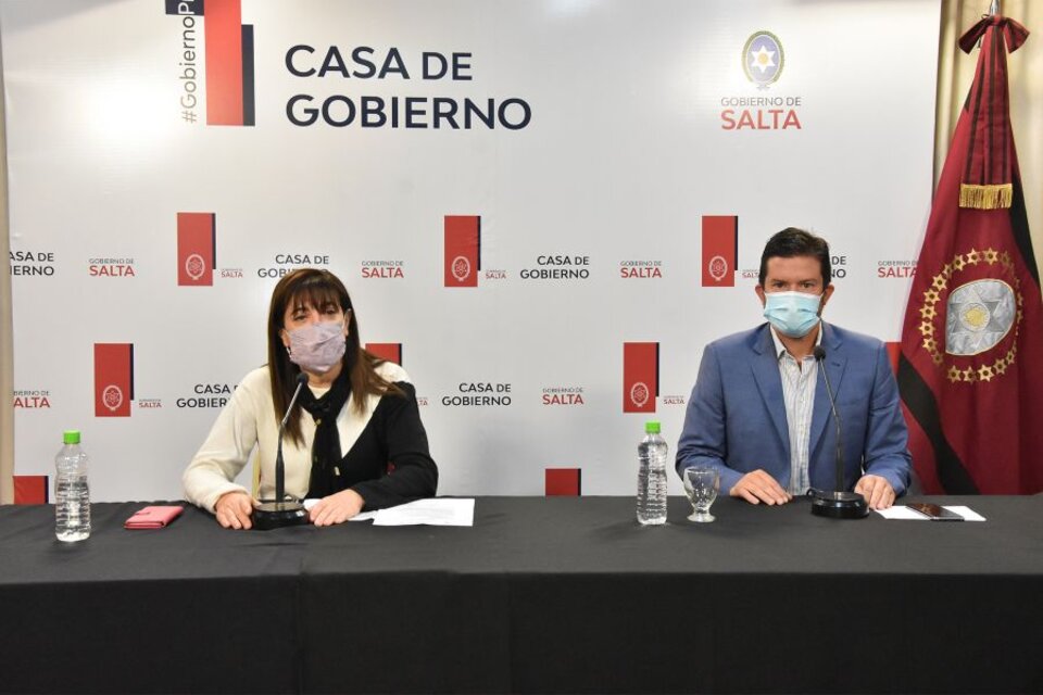Adriana Jure y Martín Güemes, en el informe sobre la vacunación.  (Fuente: Gobierno de Salta)