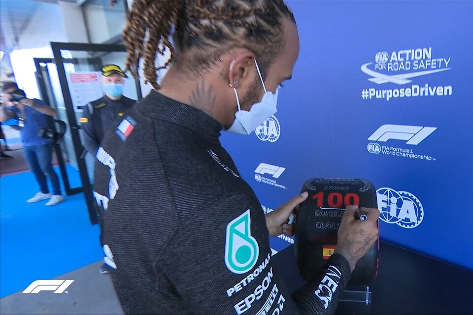 Hamilton con el trofeo que le acredita sus 100 pole position en la Fórmula 1 (Fuente: F1)