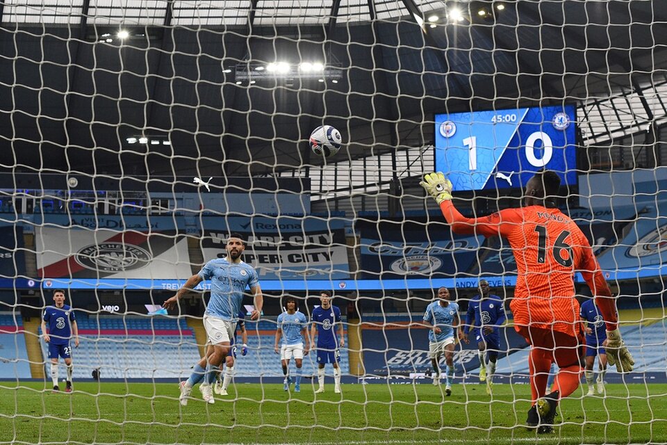 El Kun la picó y el arquero del Chelsea lo frustró. (Fuente: AFP)