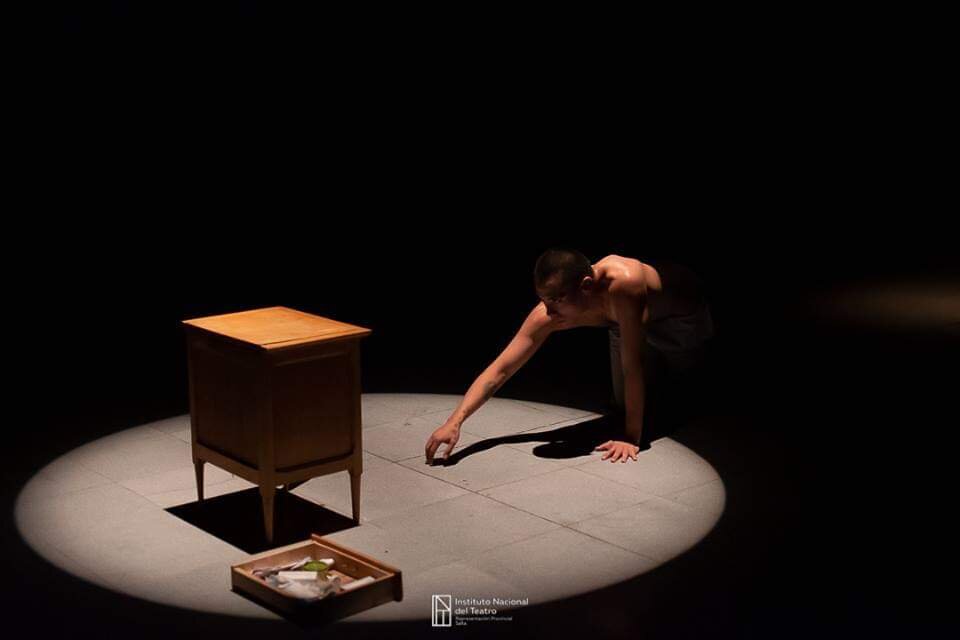 Escena de la obra de teatro danza De Cuir.  (Fuente: Gentileza: Instituto Nacional de Teatro)
