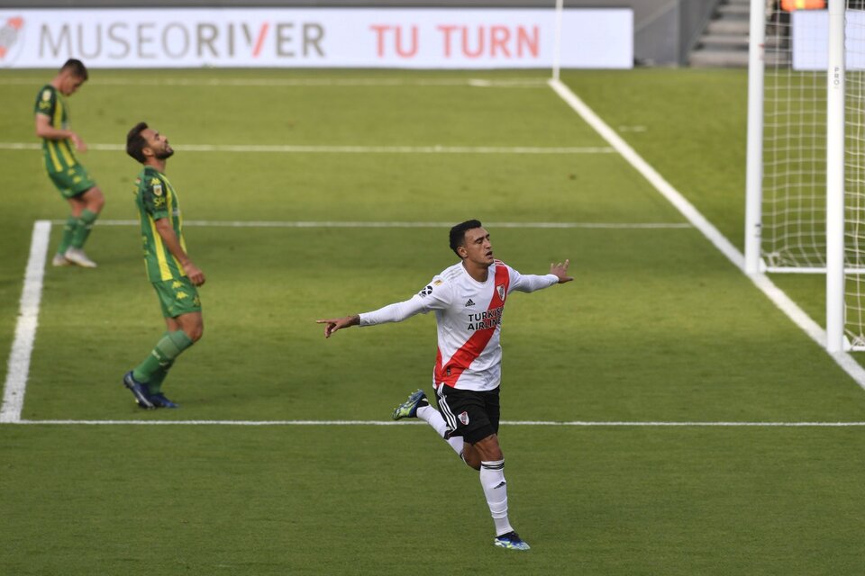 Suárez festeja su gol, el cuarto de River, en el día de su cumpleaños. (Fuente: Télam)