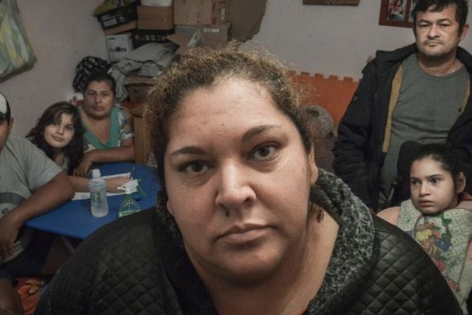 Ramona Medina con su familia, diez días antes de morir por coronavirus, cuando reclamaba por el agua en su barrio. (Fuente: Télam)