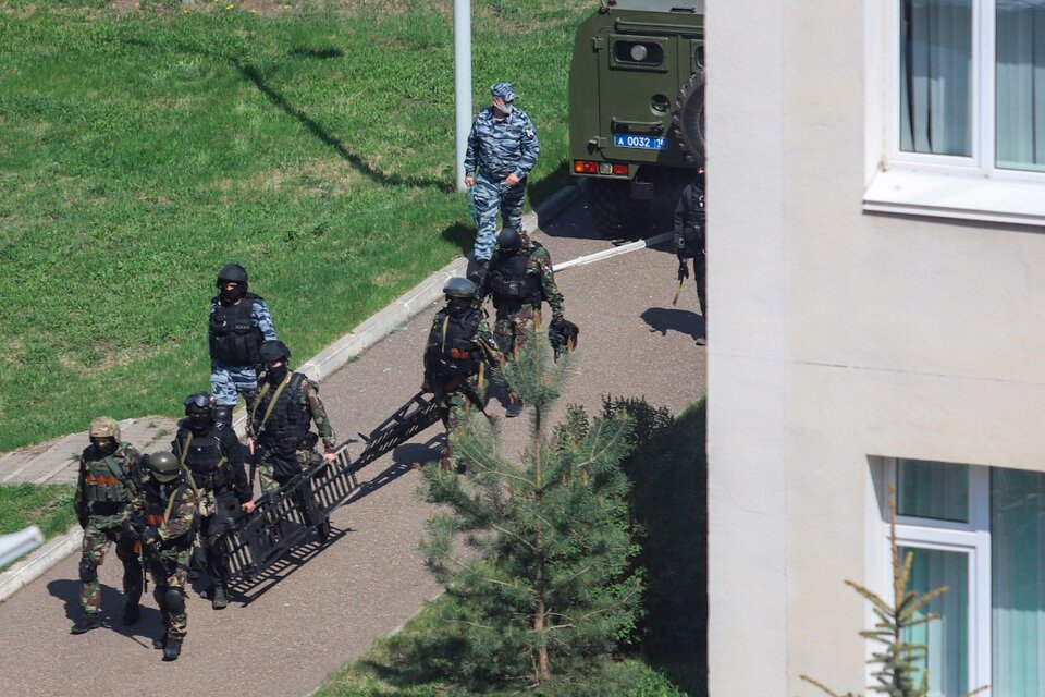 Fuerzas Especiales rusas en la entrada de la escuela después del tiroteo en Kazán. (Fuente: EFE)